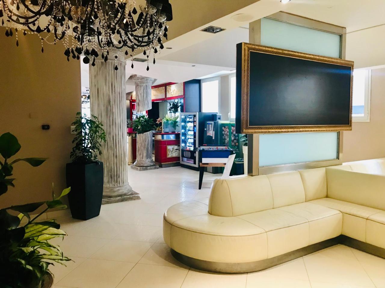 Hotel In เชเซนาติโก ภายนอก รูปภาพ