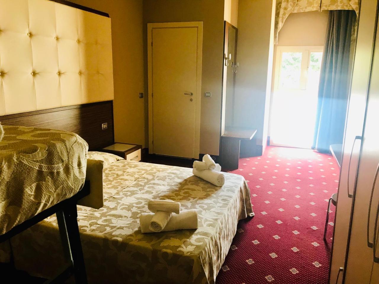 Hotel In เชเซนาติโก ภายนอก รูปภาพ